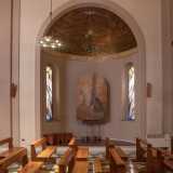 �Negli anni 90 la chiesa � stata interamente restaurata � ci illustra suor Lisa -. All�epoca fu anche realizzato il moderno altare in marmo e, nelle cappelle laterali, furono posti due dipinti raffiguranti la De Mattias, opera della pittrice napoletana Tullia Matania�